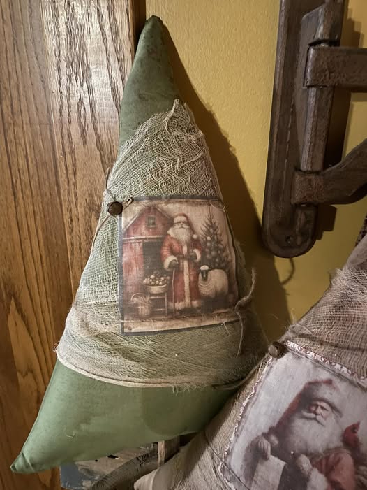 Primitive Grungy Green Christmas Tree With Picture Poke 20x12