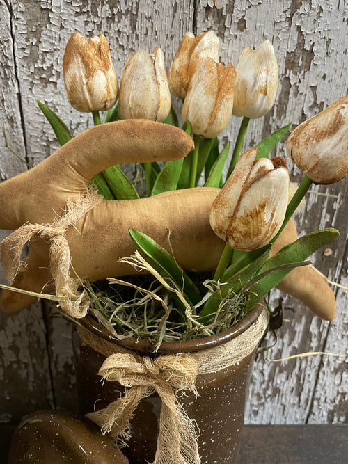7 Primitive Tulips And A Bunny In Antique Enamelware Brown Speckled Pot Gathering 15x11
