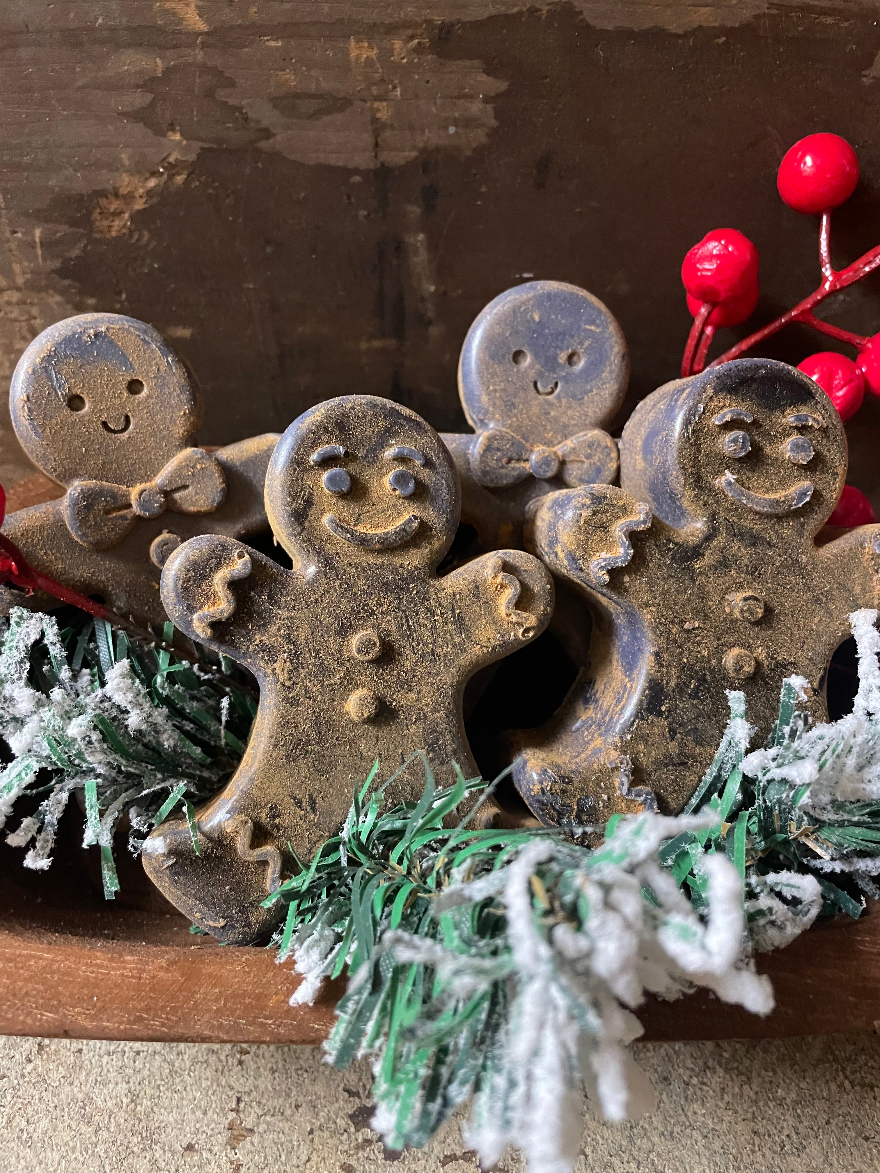 Set Of 4 Primitive Christmas Blackened Wax Gingerbread Men Free Standing Bowl Fillers