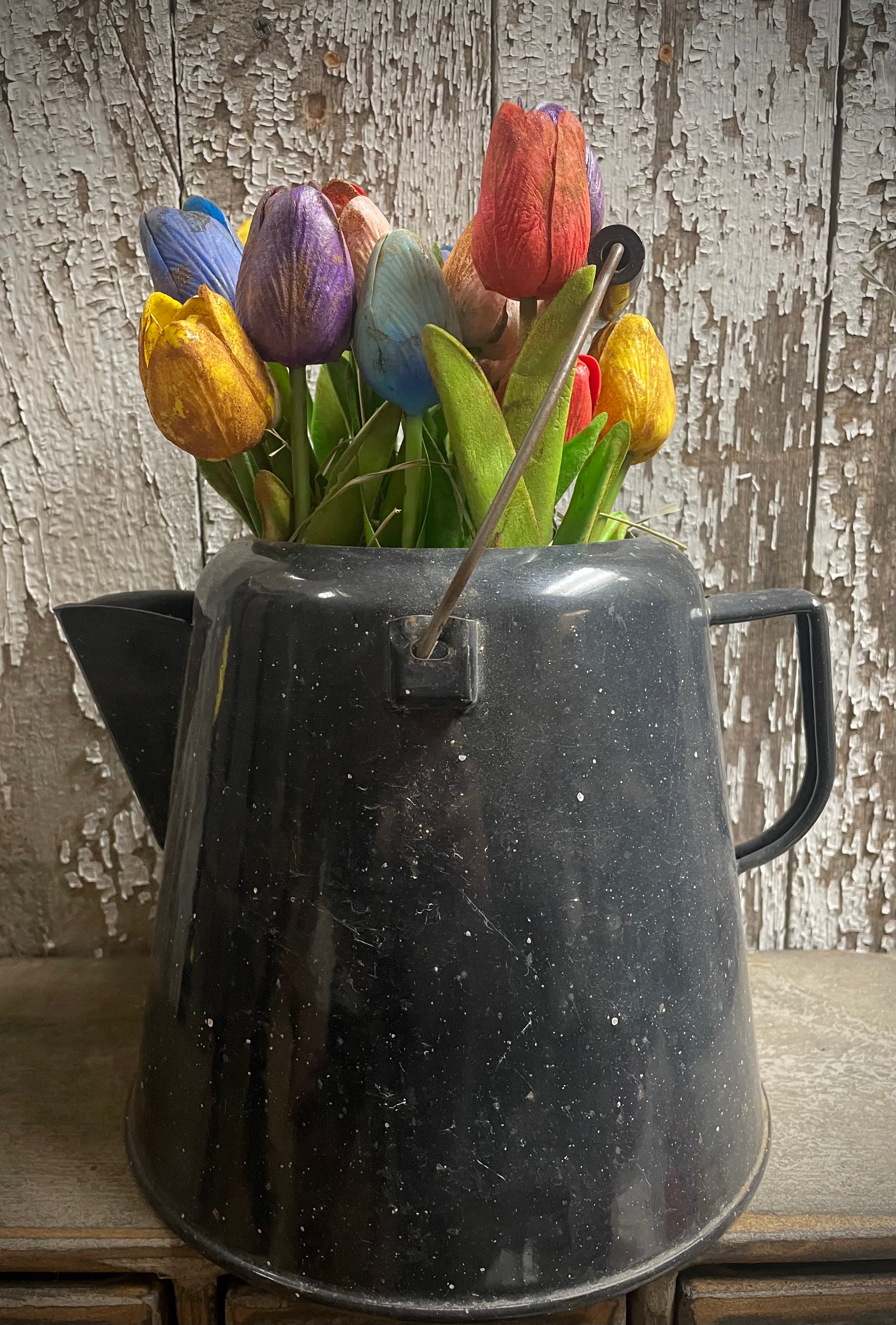 16 Primitive Tulips In Antique Black Speckled Kettle Gathering 14x11
