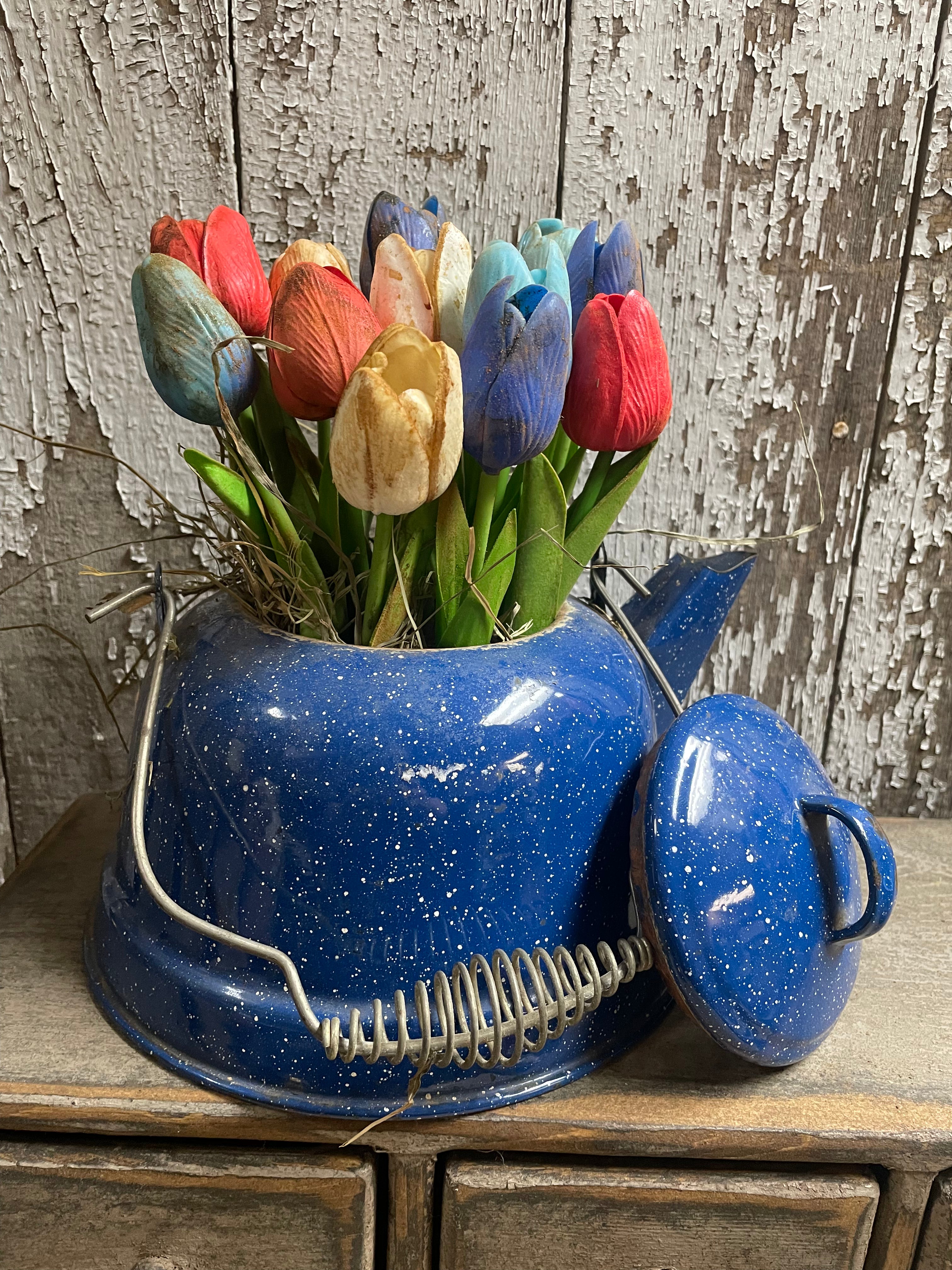 12 Primitive Tulips In Antique Graniteware Kettle Gathering 11x10