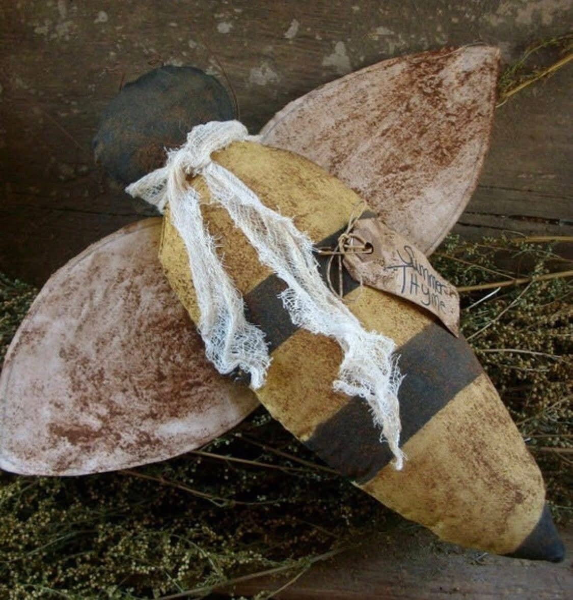 Large Primitive Bee 10x11