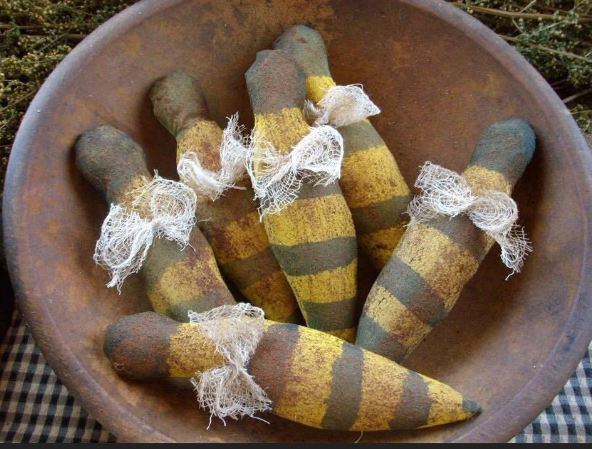 6 Primitive Grungy Bees 4x1