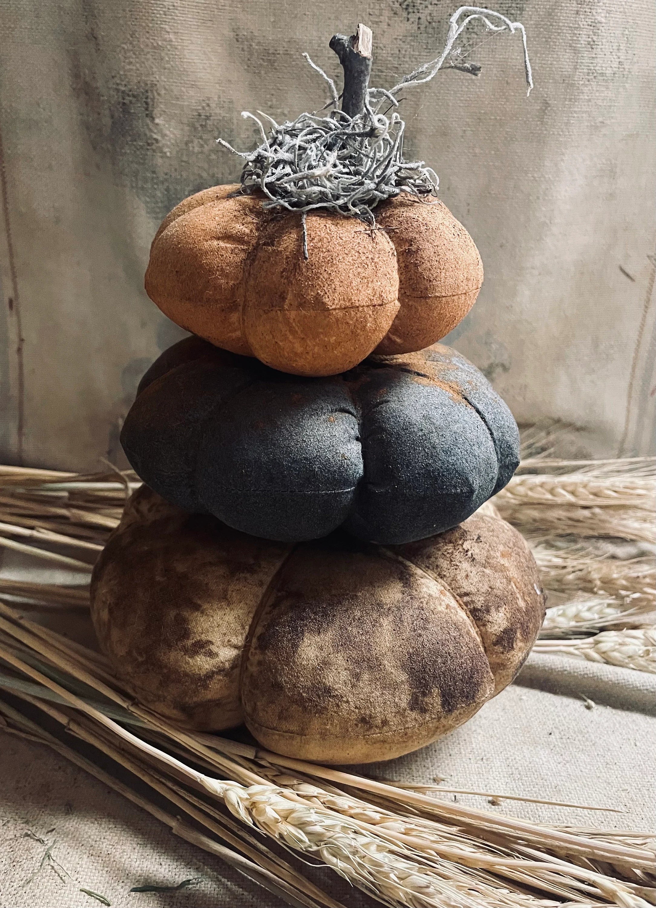 Primitive Mini Pumpkin Stack Shelf Sitter 7x6