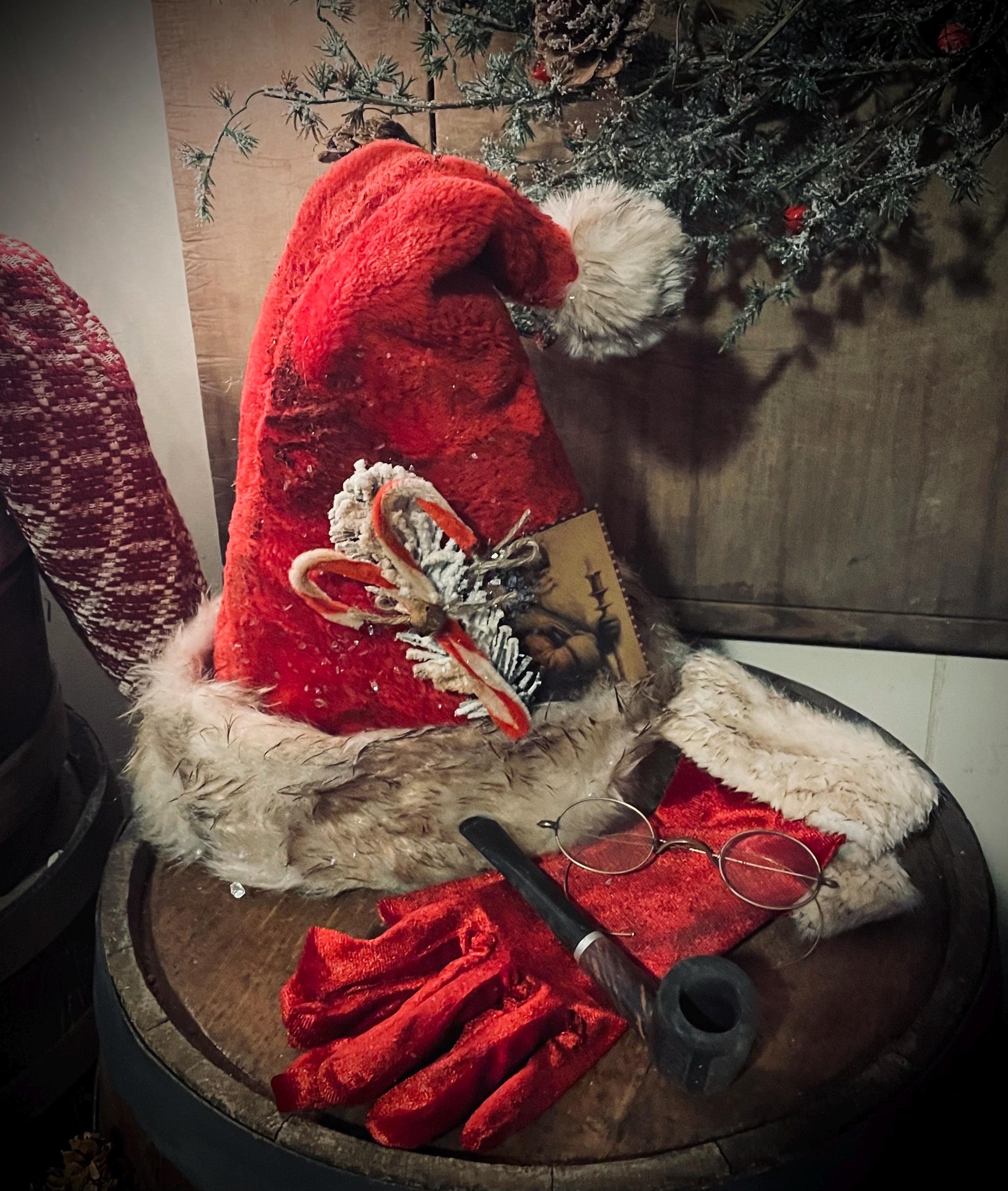 Primitive Christmas Grungy Santa Gloves Shelf Sitter