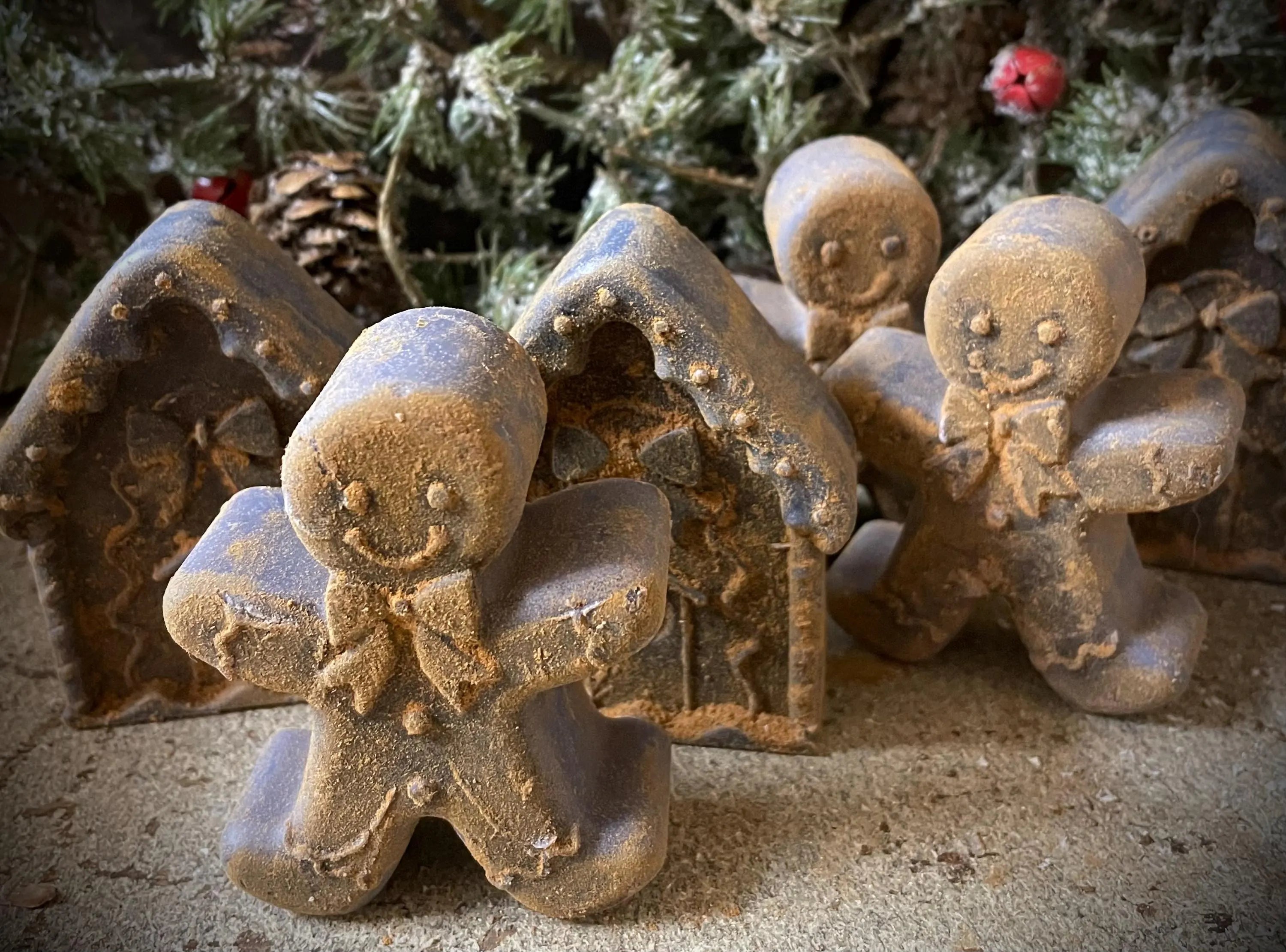 Set of 6 Primitive Christmas Blackened Wax Gingerbread Men and Houses Free Standing