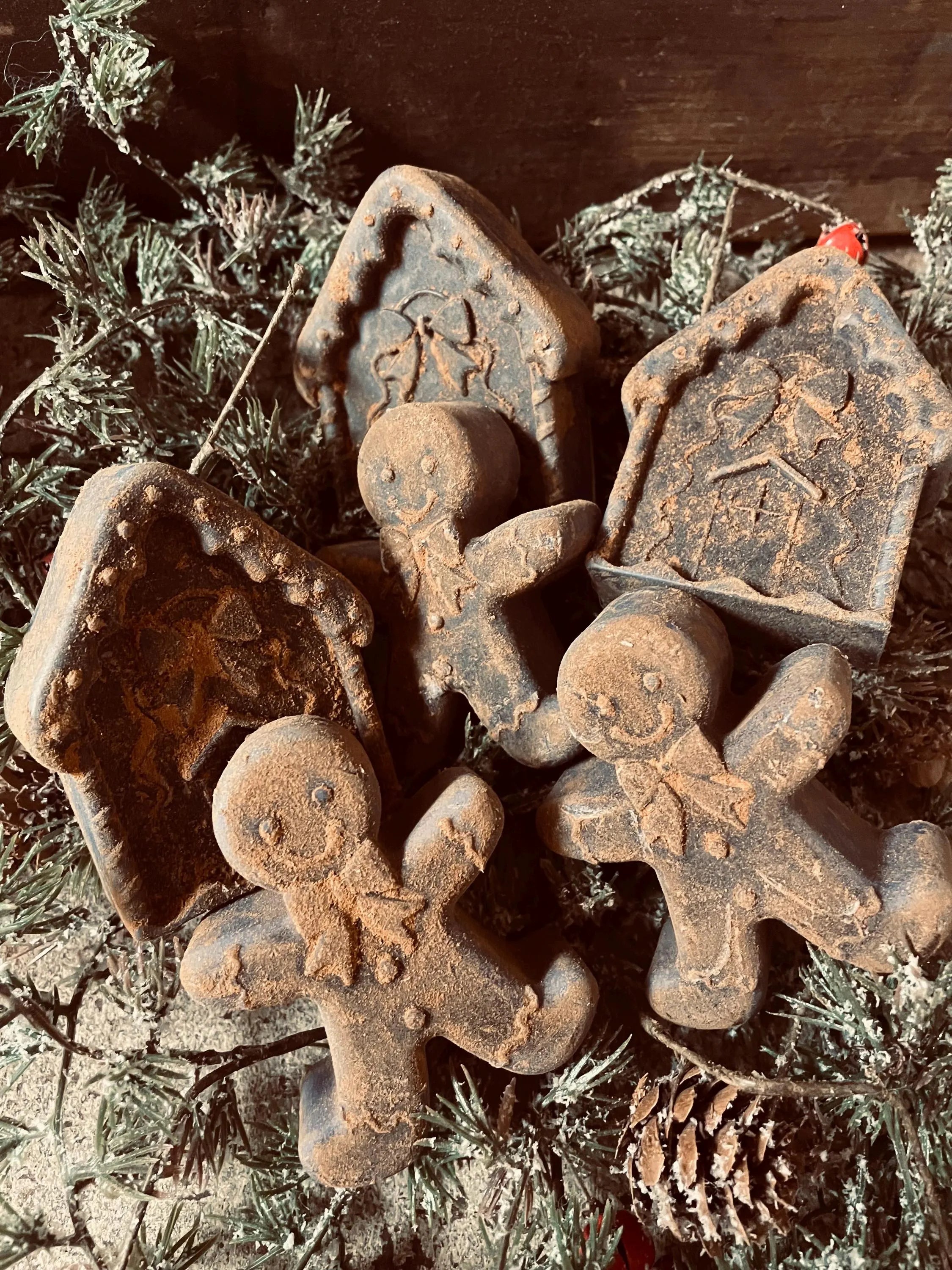 Set of 6 Primitive Christmas Blackened Wax Gingerbread Men and Houses Free Standing
