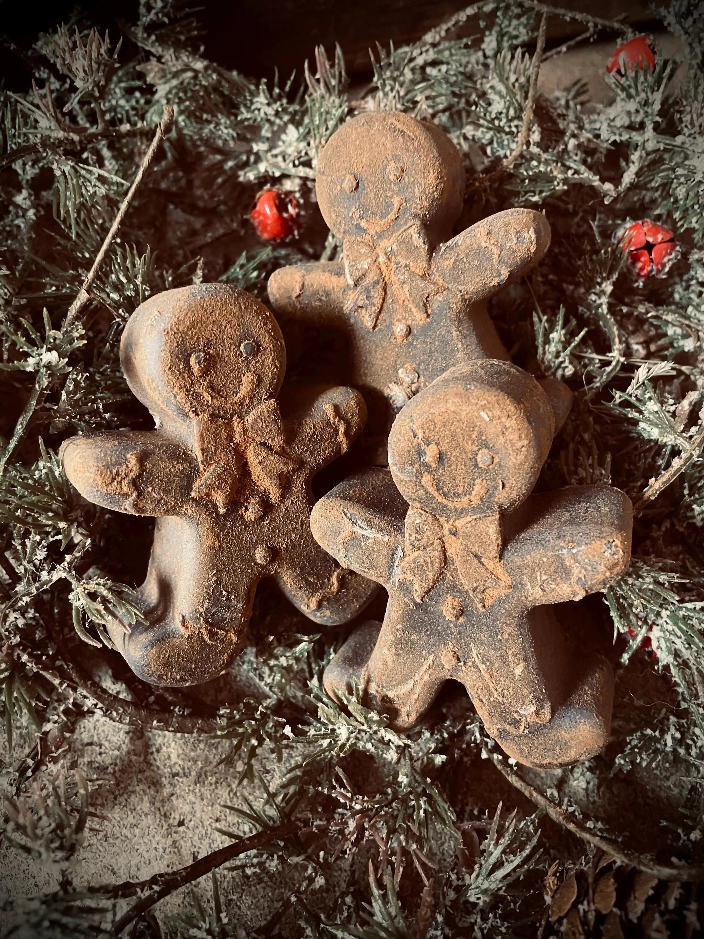 Set of 6 Primitive Christmas Blackened Wax Gingerbread Men and Houses Free Standing